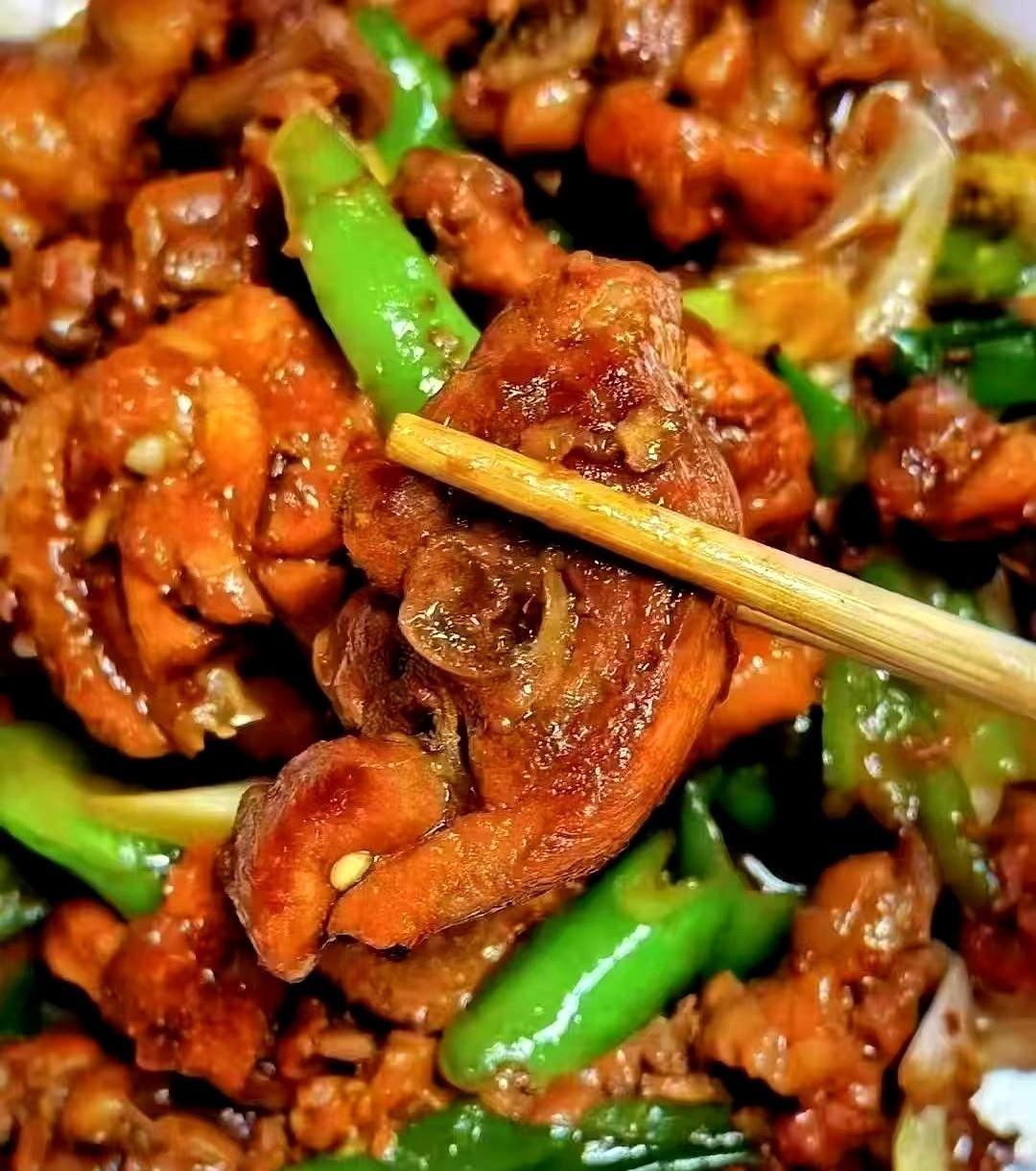 临沂炒鸡园今天被一对父女挤爆。十一点半到门口已经排长队，老板直接给搬了小凳子让