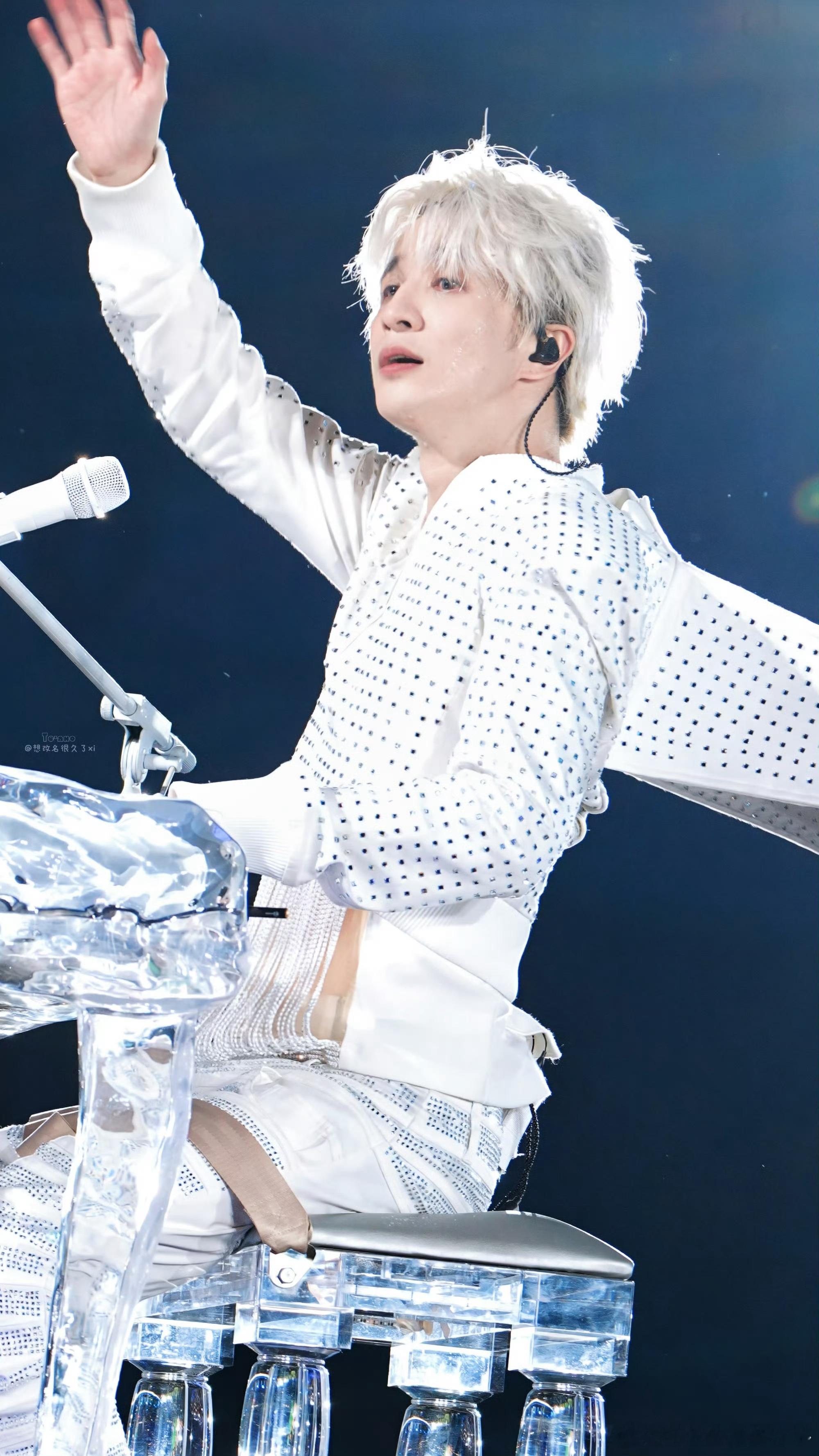 薛之谦老年人了只懂我要验牌演唱会互动爆笑，面对OOTD提问，薛之谦自嘲年纪大跟不