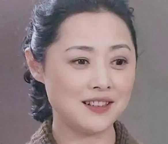 58岁的刘蓓，现在把日子过得通透又舒展。经历过三次婚姻的起伏，她早不再被外界的眼