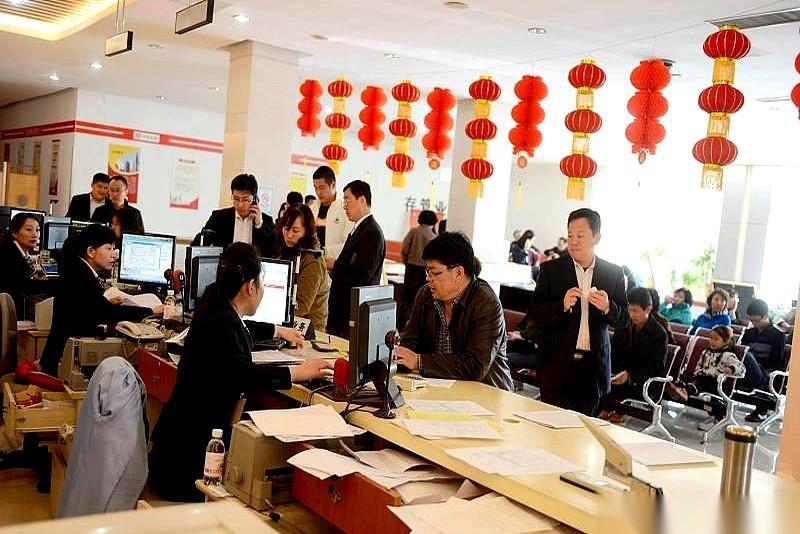 河南县城农行的前台柜员李姨干了37年，2025年7月退休时的养老金加企业年金一共