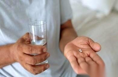 体检报告拍在桌上，四个大字：前列腺增生。我手心瞬间全是汗，脑子里嗡的一声：完了