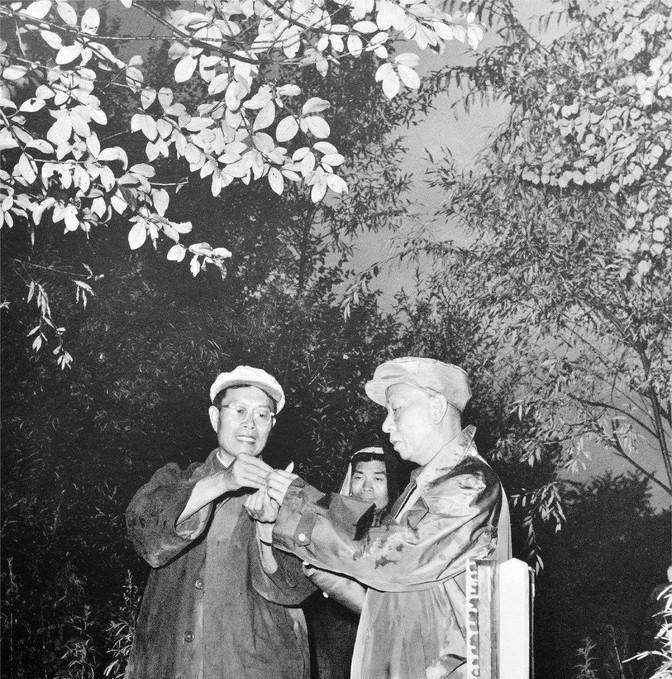 1941年，新四军重建，刘少奇担任新四军政委，陈毅说：“我是新四军军长，你要服从