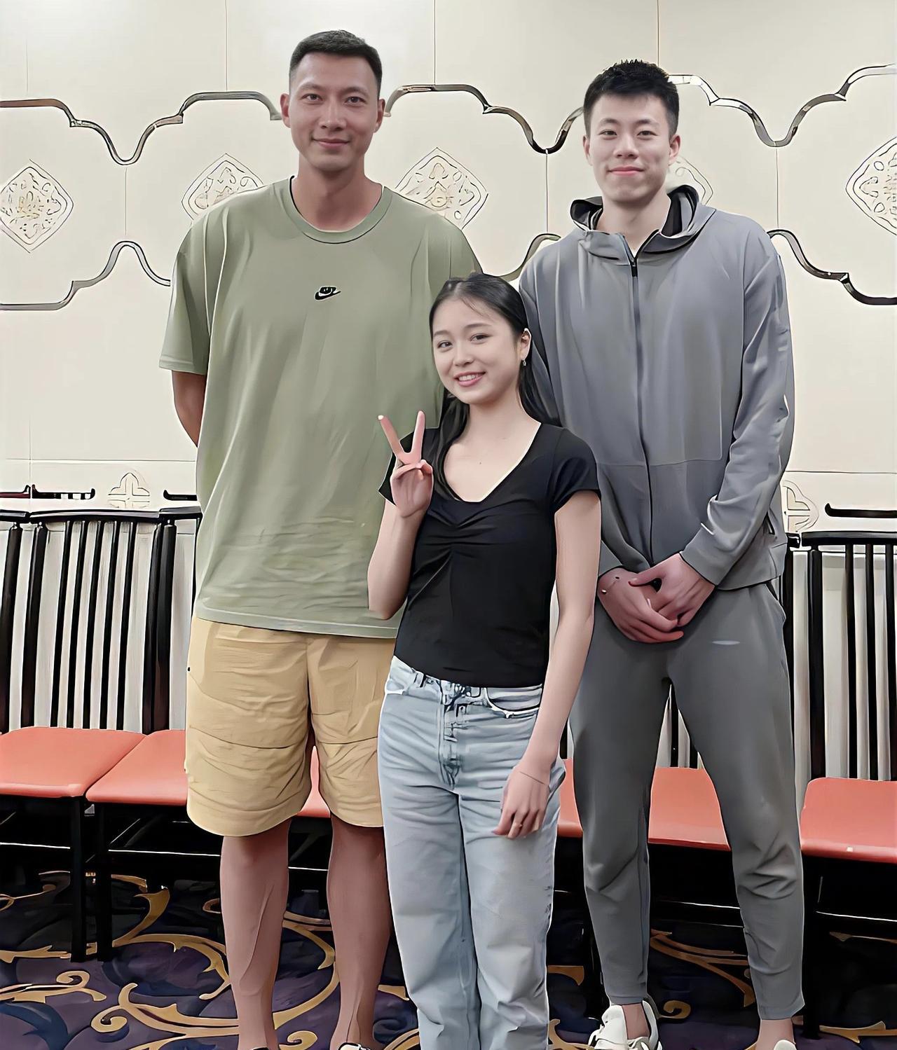 这样一对比，身高213厘米的易建联看起来是最普通的一个，没有右边的男孩帅气。中间