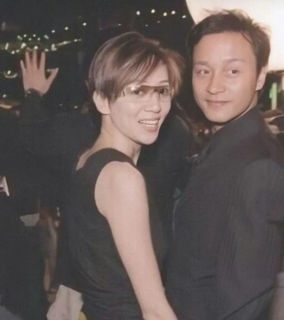 1997年，梅艳芳开演唱会时，张国荣上台献花。张国荣步履翩翩，走向梅艳芳，他歪着