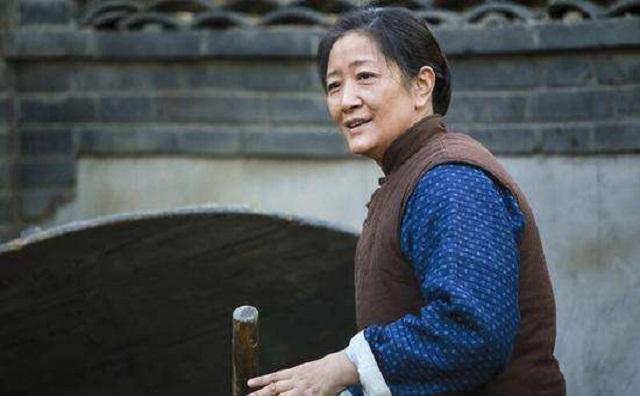儿子三十多岁了在家啃老，关键是家里一贫如洗，没啥可啃。都说上梁不正下梁歪，一点不
