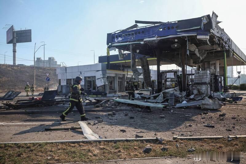 俄军空袭基辅致8人受伤乌方无人机袭击俄多地致2死海外新鲜事俄乌战争乌克兰首都