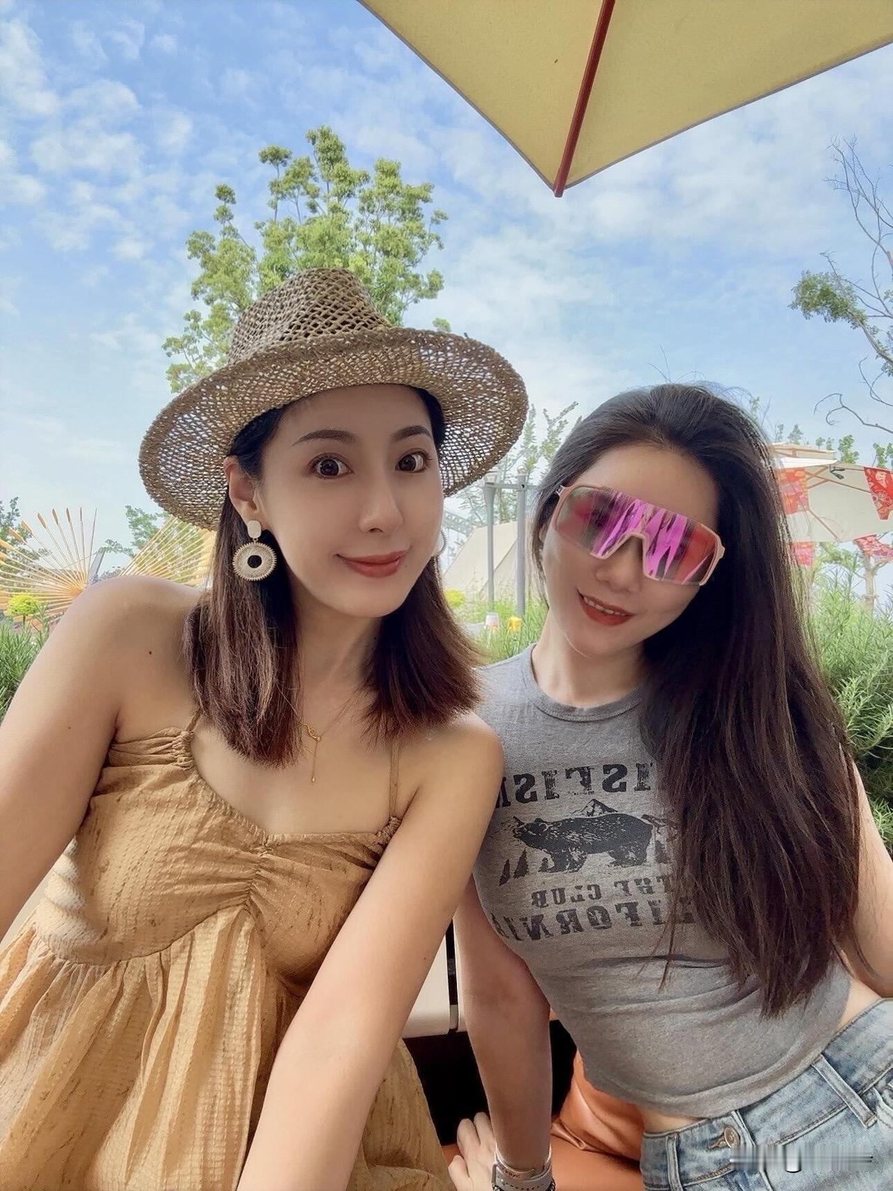 泳池边的夏日时光，泳装美照，打卡打卡！🌞👙💦