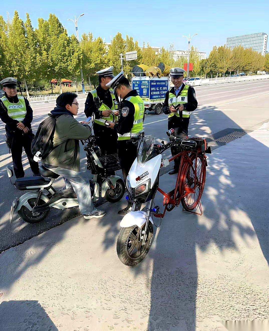 “哥们，你这车，前驱还是后驱？”交警的手指头，就那么点在我的自行车横梁上，很用