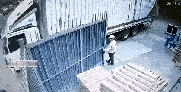 关门者大意了，全无安全常识。后果很严重。