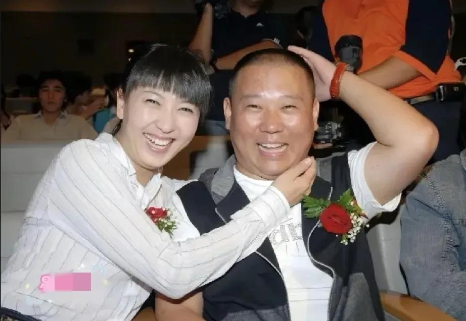 郭德纲和闫学晶是台上的合作伙伴，台下的多年好友，一样的多才多艺，一样的直爽搞笑。