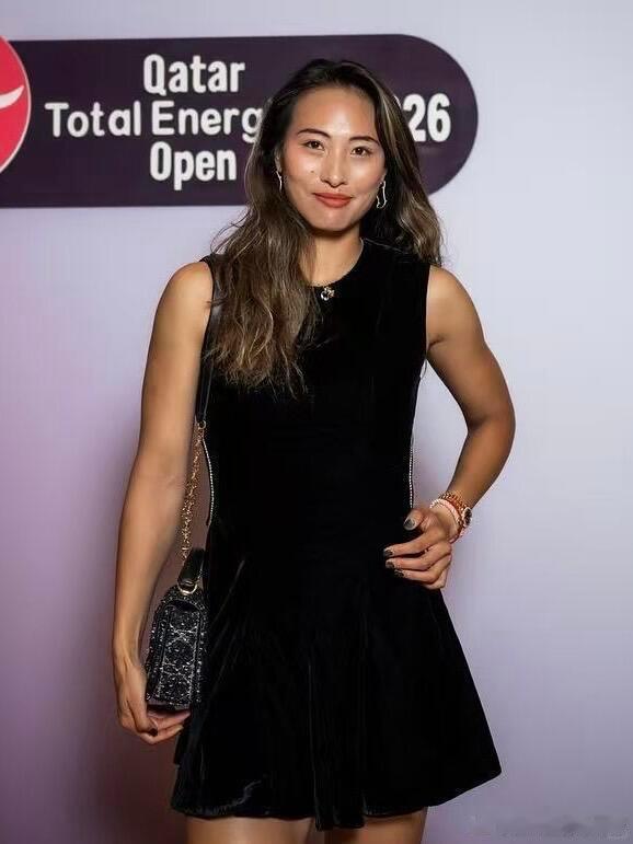 郑钦文出席多哈站球员晚宴钦文开启超模模式参加多哈球员晚宴，谁能想到上一次参加球员