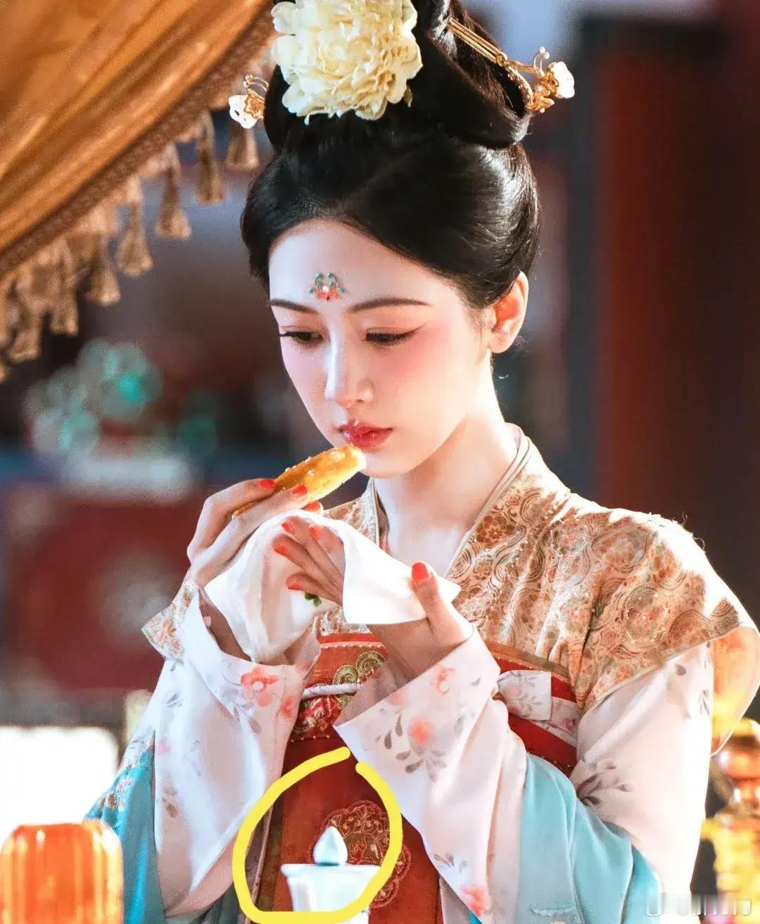 发现没有，杨紫才是那个蕞聪明的人！黑子老拿她在《锦绣芳华》的表情僵硬这件事说事，