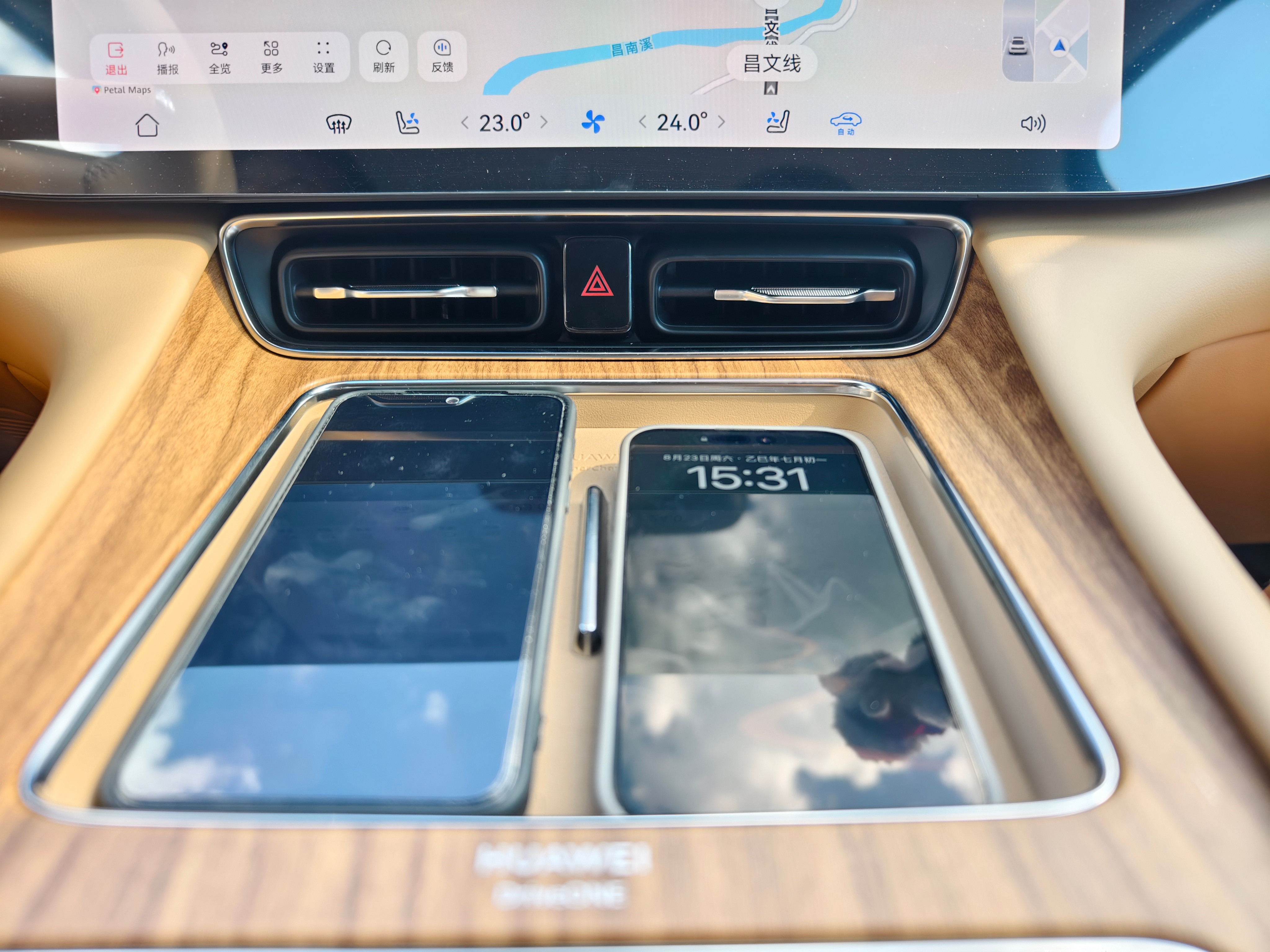 周末开问界M8这个无线充电的感知太明显了什么15W、50W充电功率都不重要最重要