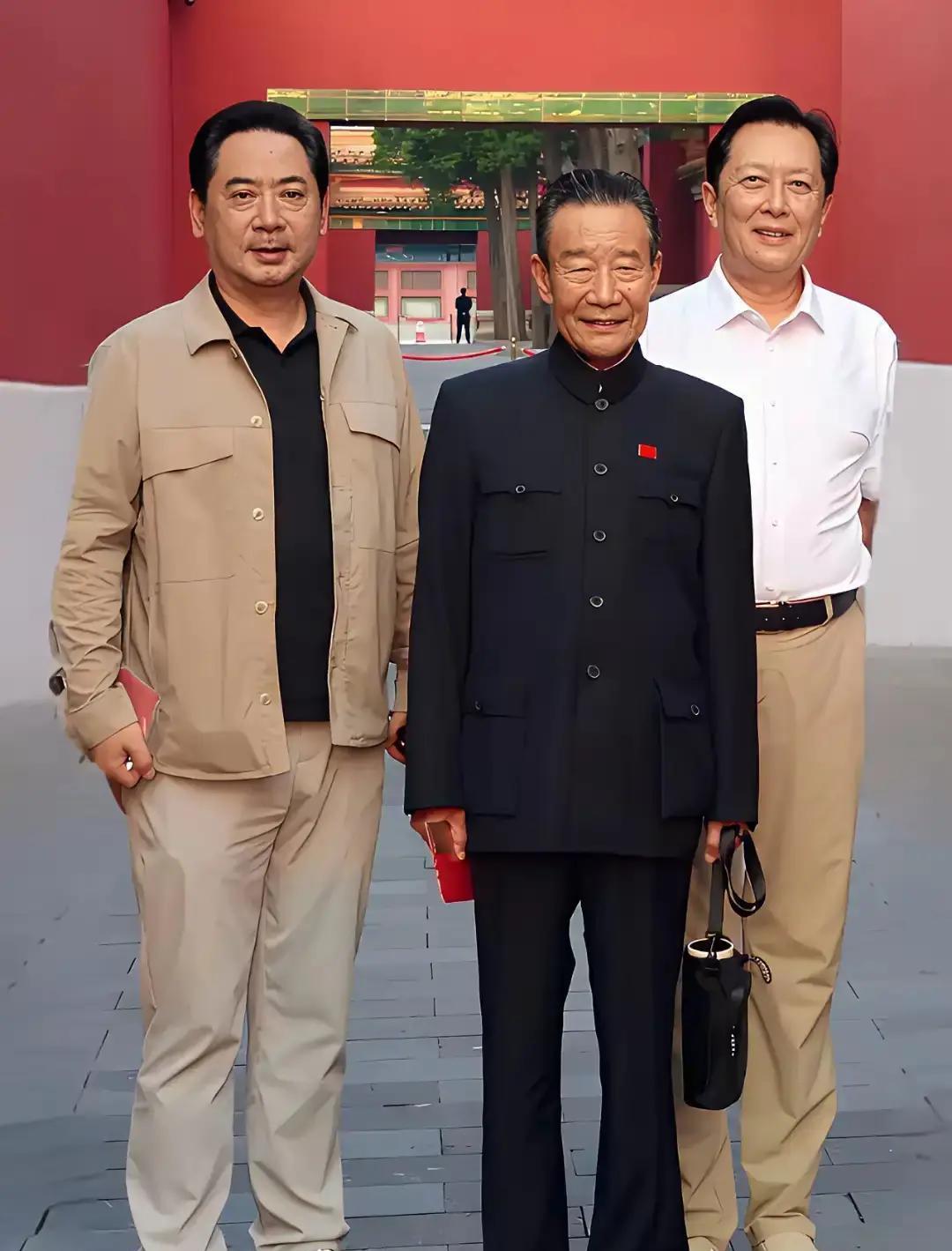 唐国强老师失眠了，就因为《问苍茫》里被说“太帅”？这事儿真逗。我亲眼看着90