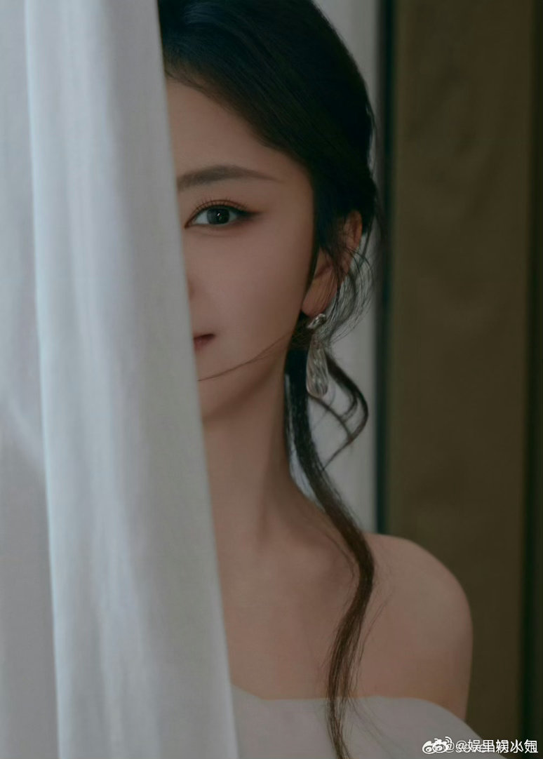 谭松韵的消费人格是老好人谭松韵喜欢但不盲目待人真诚友善，消费上也尽显温柔，愿意