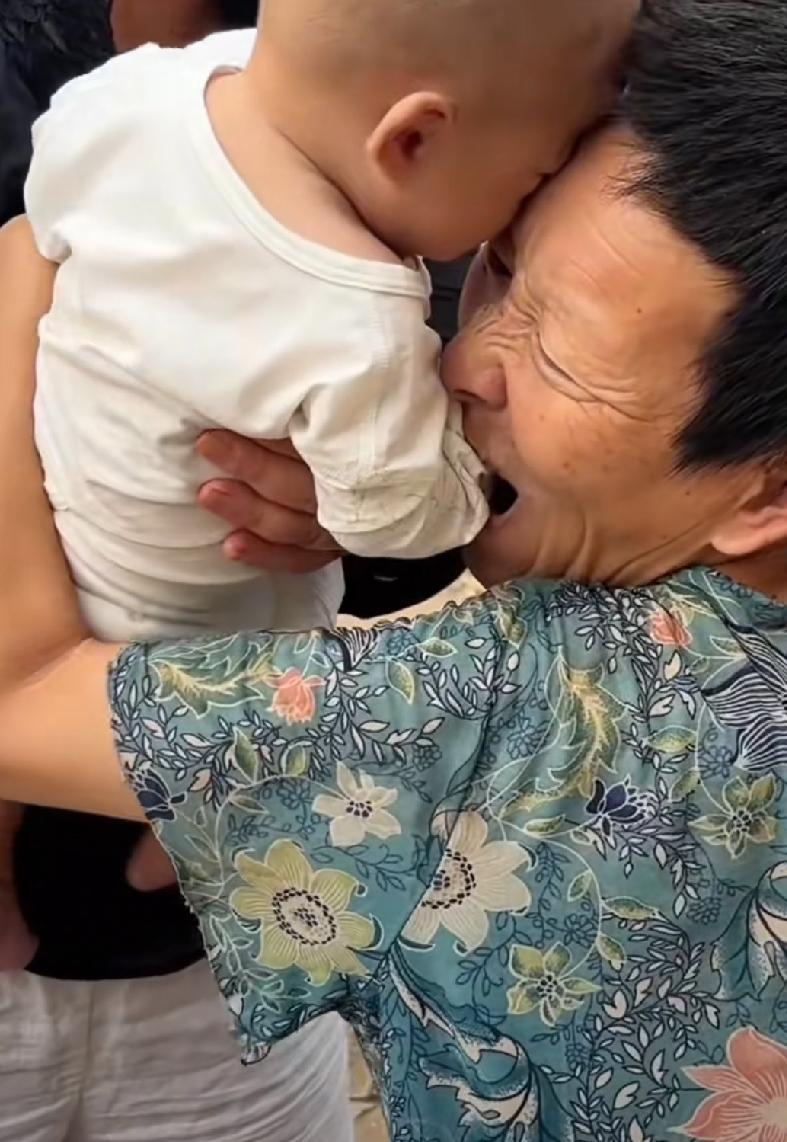 条件好的不怀孕，条件差的挨个生。一个严重脑瘫的小翠，一生坐在轮椅上，天天光着脚，