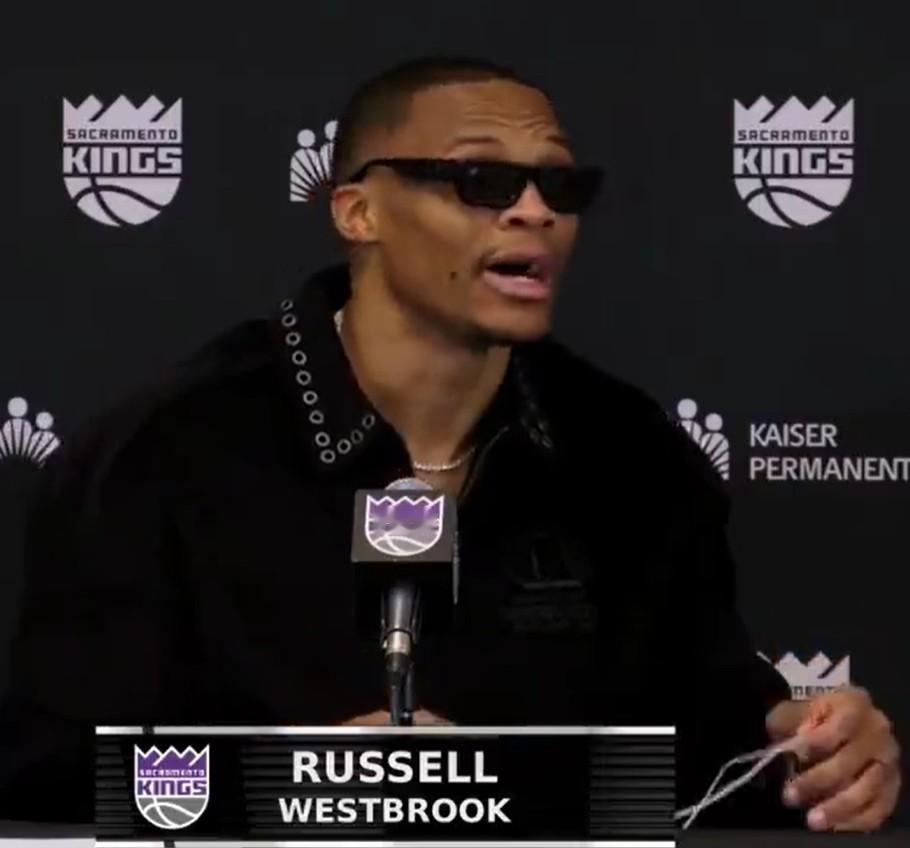 记者：“你是最会抢篮板的后卫之一，甚至没有之一。”威少：“我没听清你刚才说的。