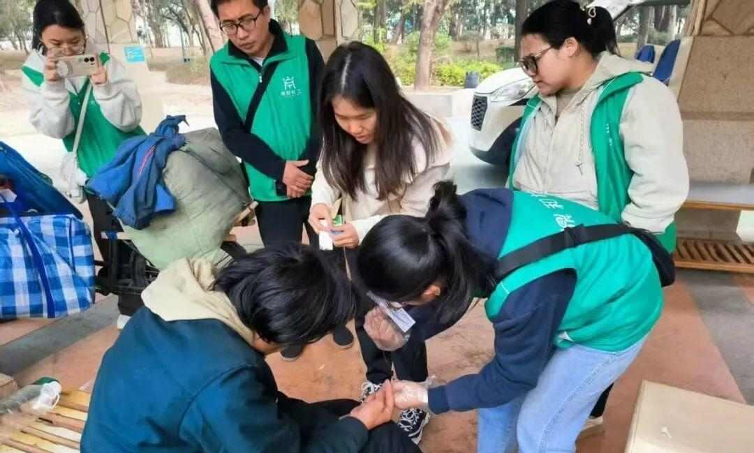 流浪汉终见家人，21年生死未卜，一滴血揭开尘封往事广州市白云区绿心公园里，一个