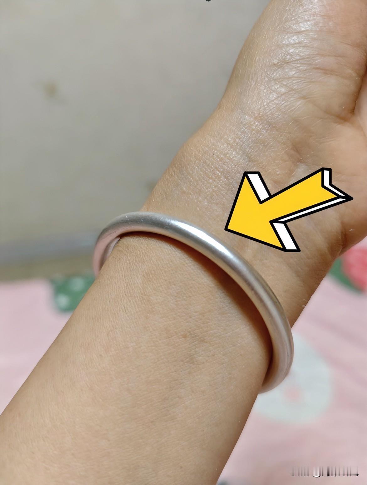 刚才刷朋友圈看到同事晒的图，我是真把大腿都拍肿了！人家这170克的实心银镯