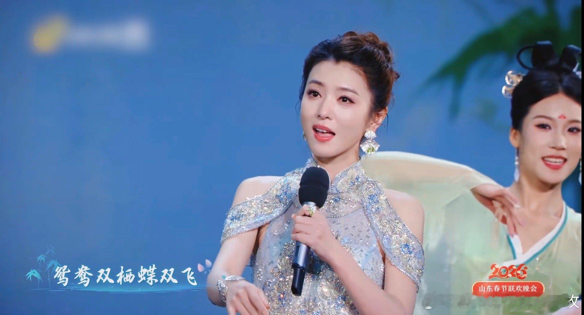 李云霄李云霄春晚六折叠李云霄各地春晚造型。