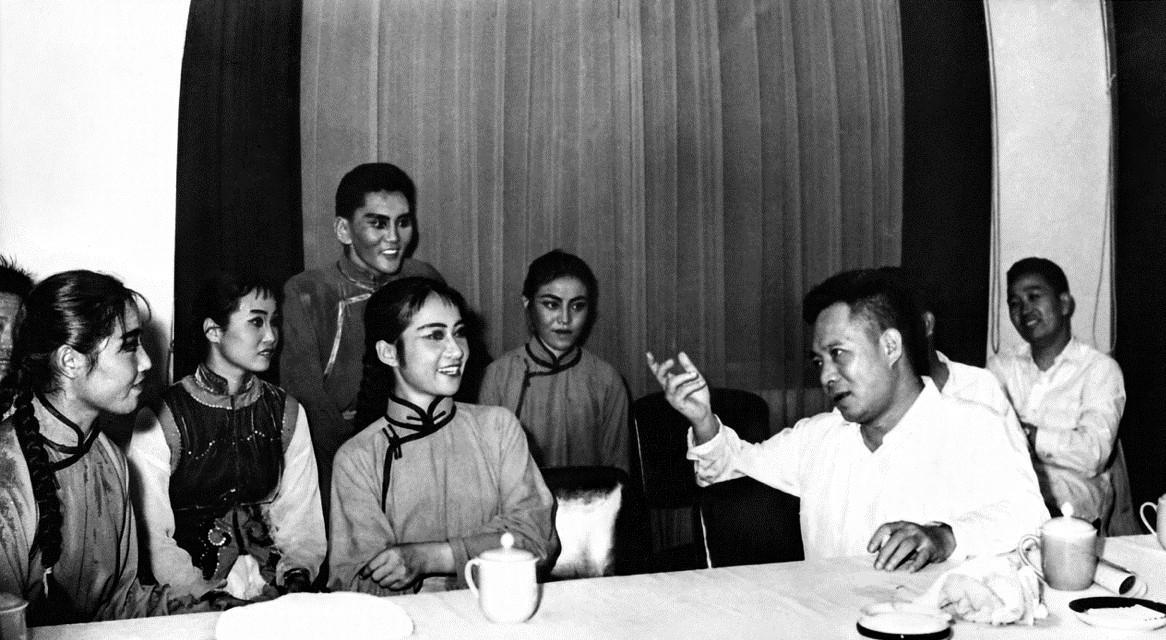 1964年11月，乌兰牧骑进京演出获得毛泽东、周恩来等领导人高度评价。周恩来特别