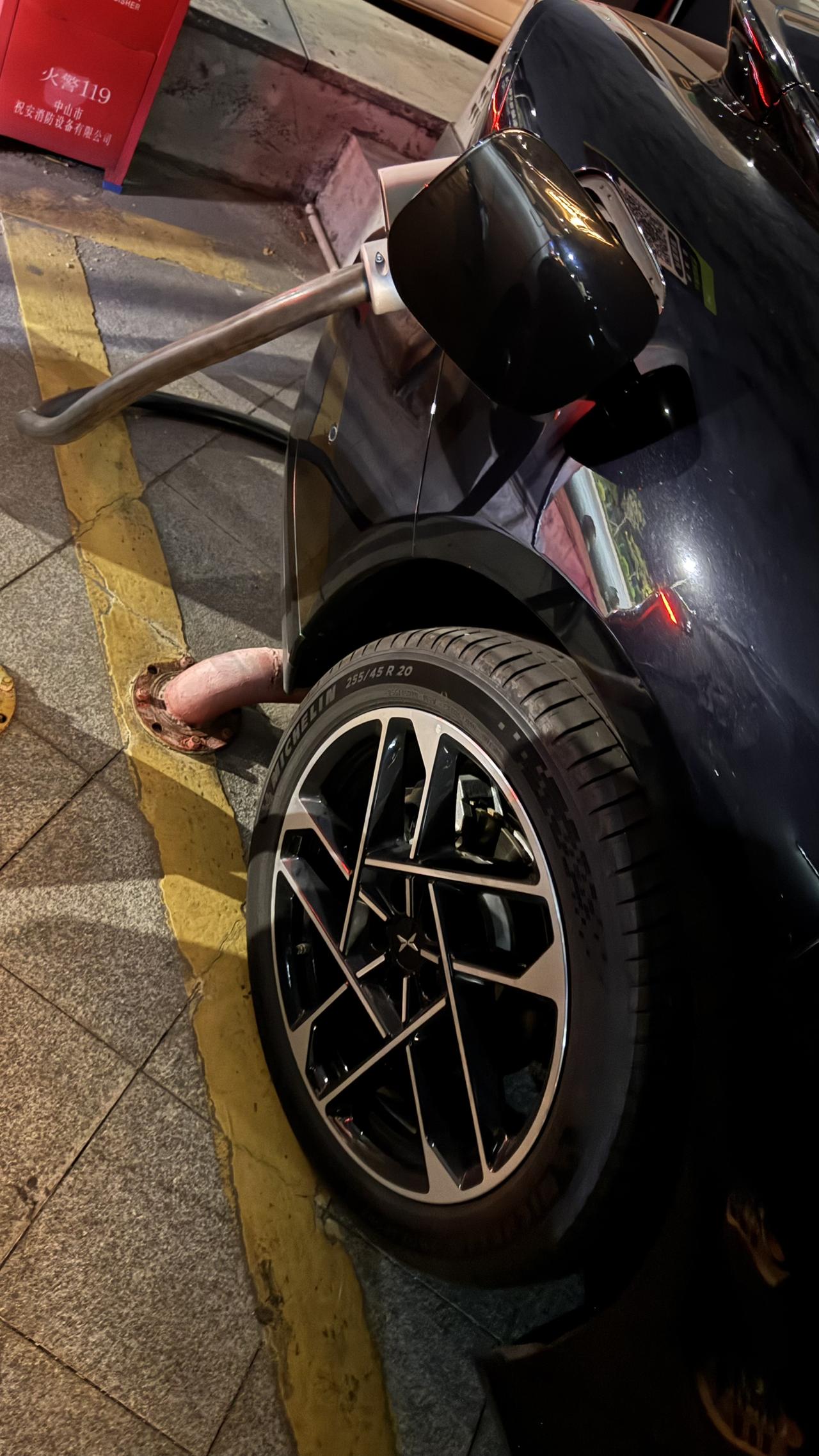 每次来外面快充站，总是能遇到一些有趣的人【来自懂车帝车友圈】