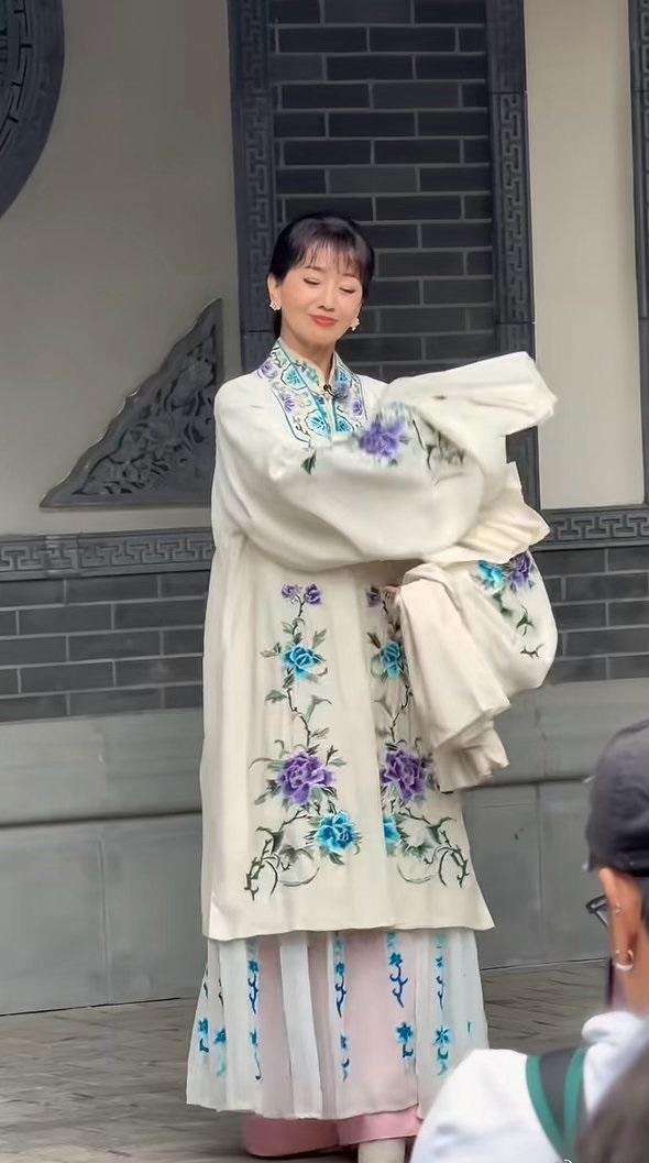 最近赵雅芝在出席活动的时候再次表演白素贞，她如今依然显得很年轻，气质也不错。