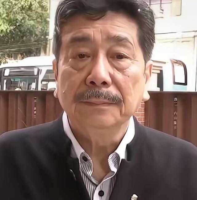 鲁迅也没想到,自己都走那么久了还能坑孙子一把。鲁迅的孙子周令飞,一辈子都活在爷爷