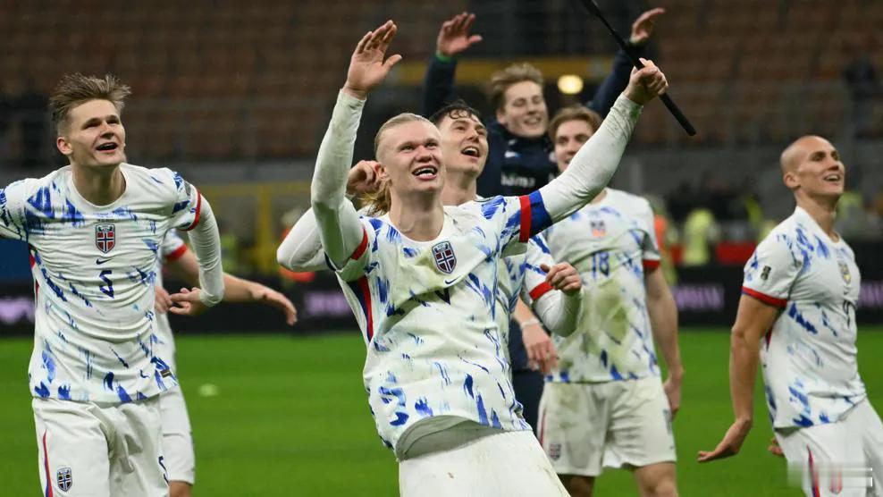 埃斯波西托11分钟进球的时候，我敢肯定会有一小部分意大利球迷在憧憬着那个理论上的