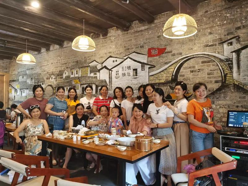 同学会15秒视频炸翻了天。长沙那场二十年同学聚会上，这已婚女同学的举动，真是让人