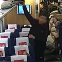 这起案例暴露出精密、预谋性的**“潜伏式盗窃”手法。郑某某并非普通旅客，而是专门