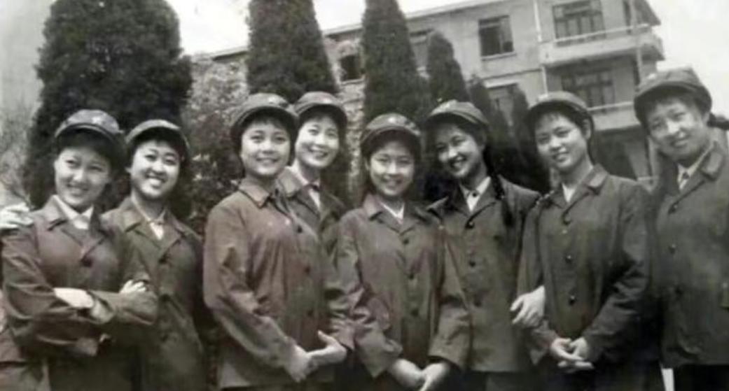 “刘晓庆的女兵形象无法超越。”一位刘晓庆女兵时期的战友，回忆刘晓庆的当兵岁月：“
