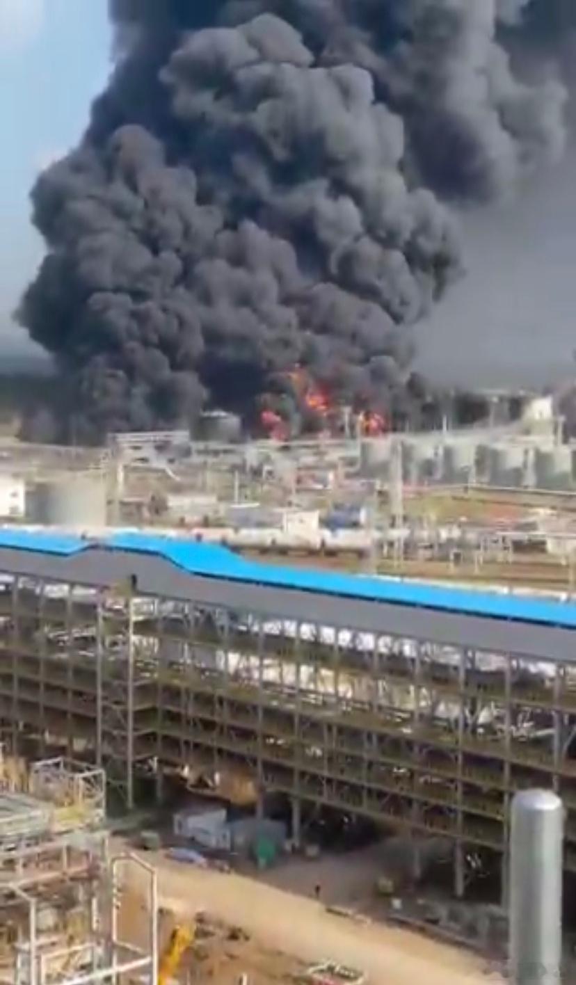 🔥在俄罗斯罗斯托夫地区，消防员连续第四天无法扑灭炼油厂的大火新沙赫京