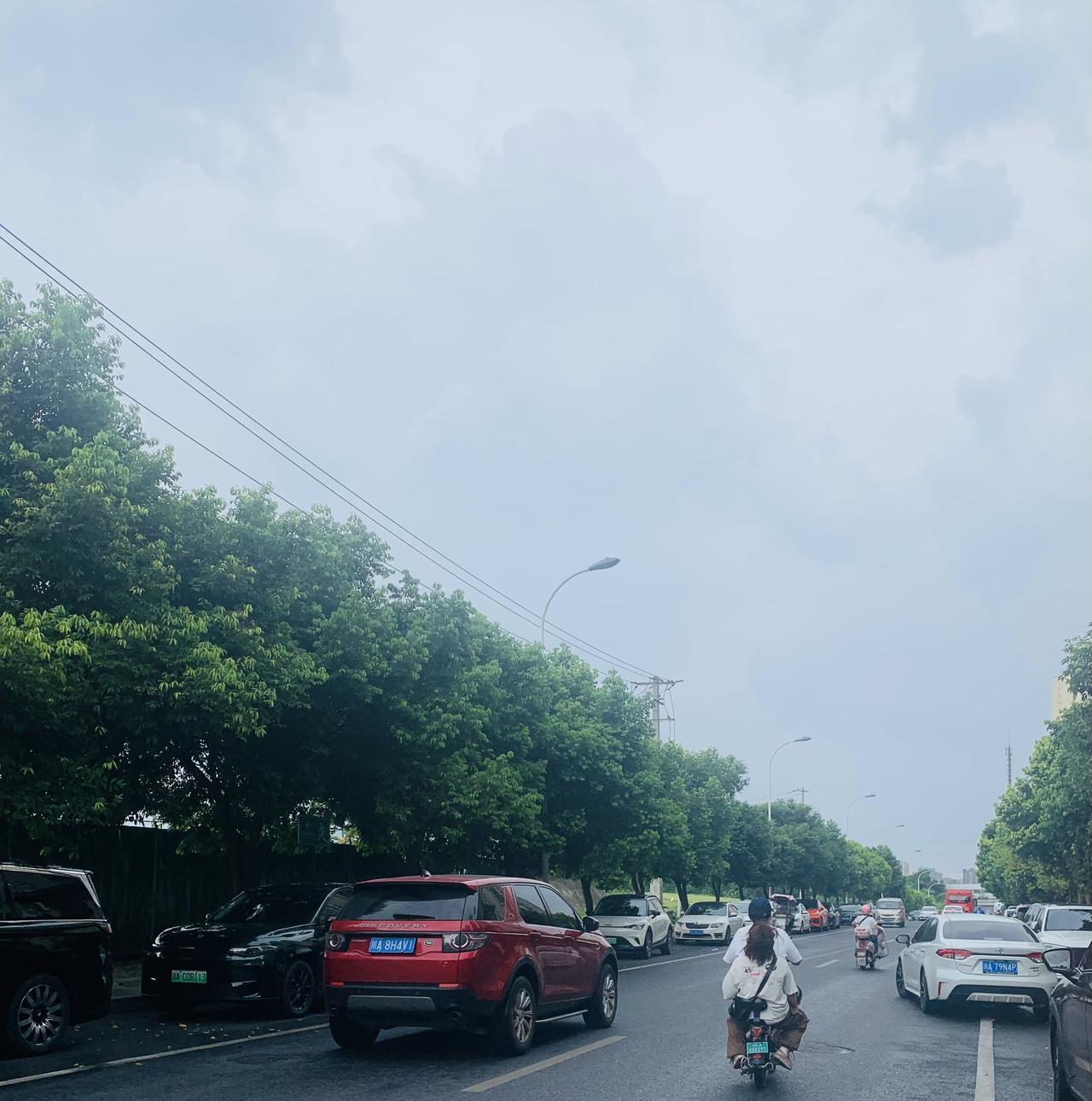 连续11天高温酷暑后，成都总算下雨了。40°C的高温下降到了28°C。分别见下图