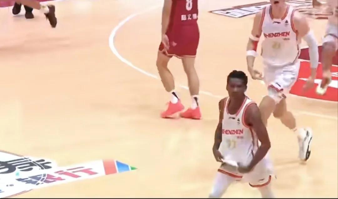 深圳队小男孩厉害啊，带领球队客场92-90击败浙江，比赛最后有如浙江绝杀广东，剩