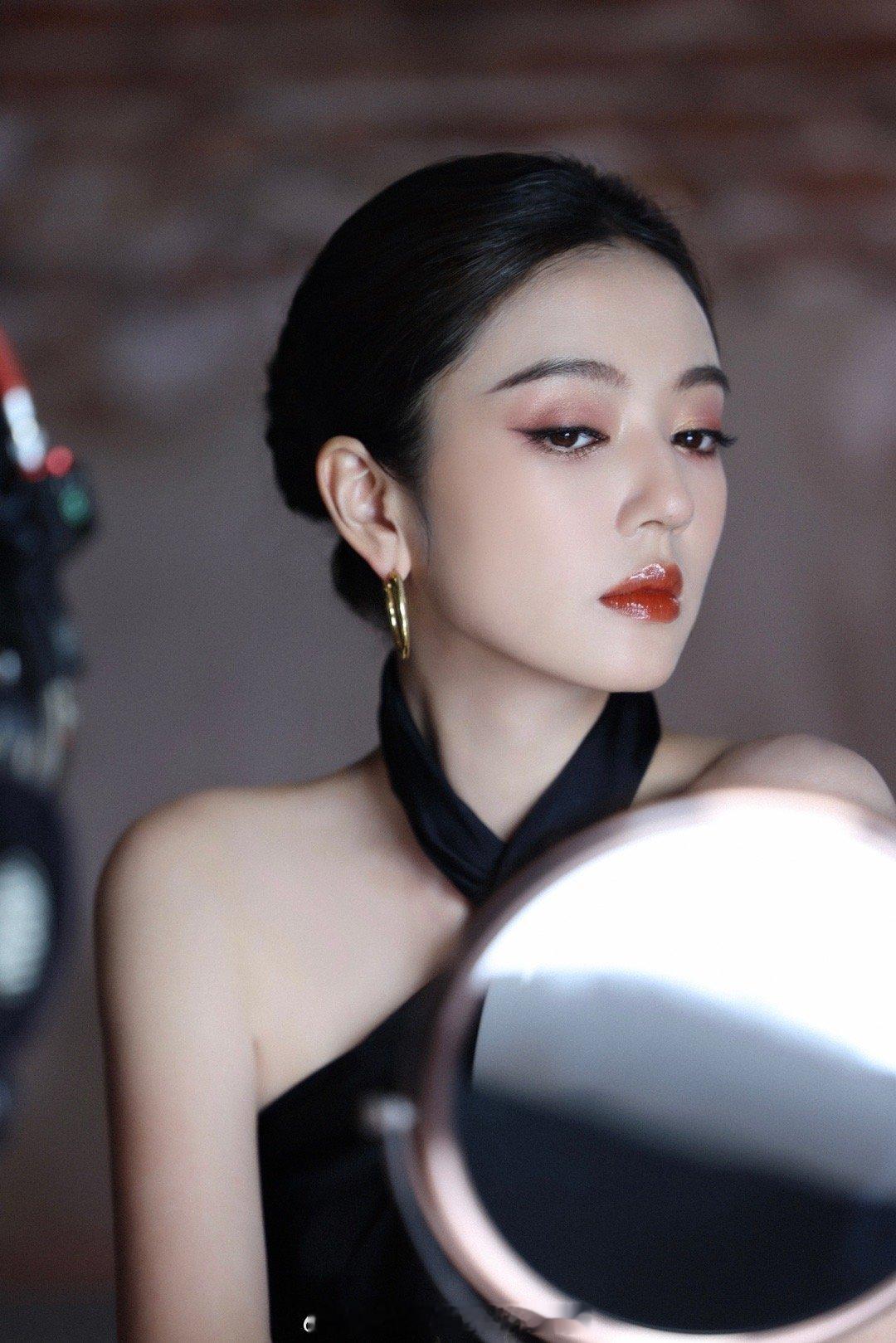 何瑞贤内娱很新的一种姐感何瑞贤大光明造型这块权威/感觉姐感要溢出屏幕了！[好喜欢