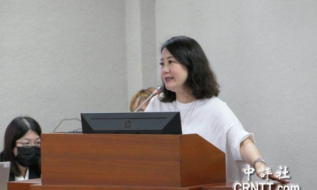 疑神疑鬼！陆配在街头直播，台湾情报头子：关切境外敌对势力犯罪一位陆配直播主日前