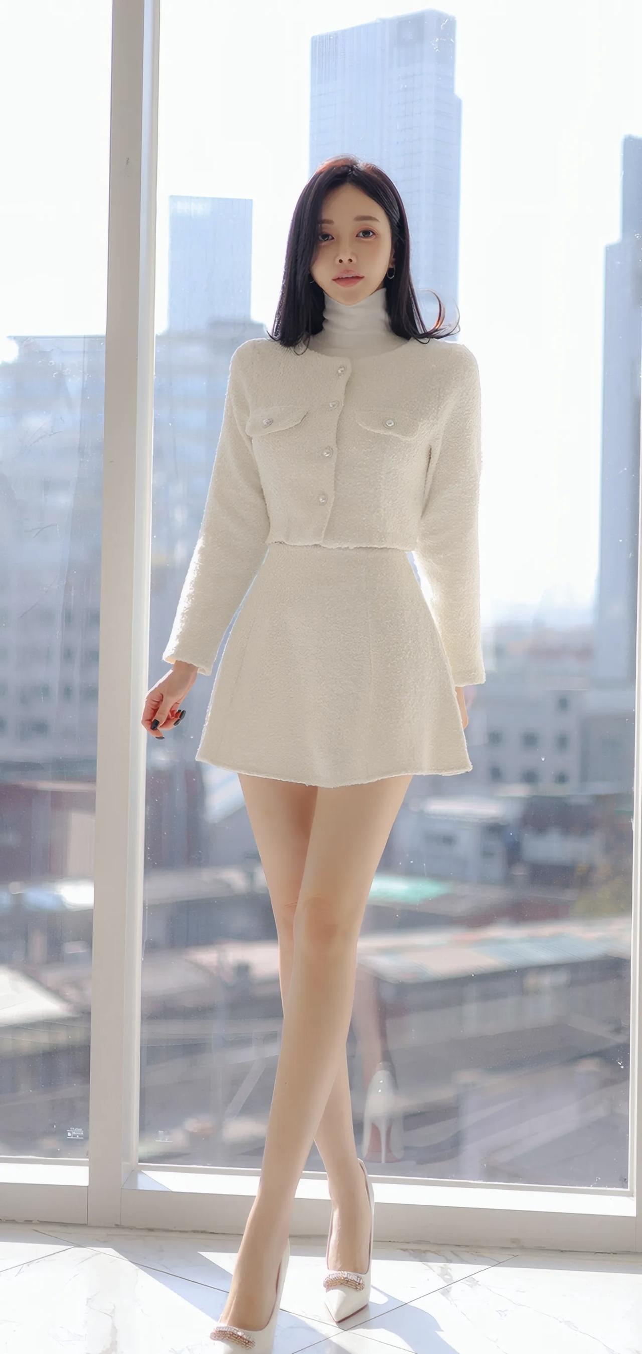 都市时尚女孩，白色高领毛衣裙，优雅气质，城市背景，高跟鞋，完美搭配。