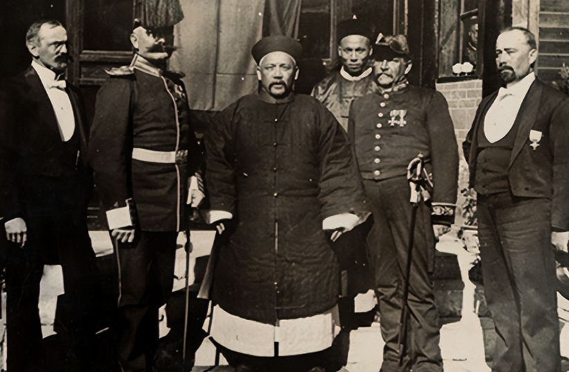 1916年民国第一任大总统袁世凯逝世，发妻于氏痛哭着在灵堂上嘟囔着：你一辈子弄了