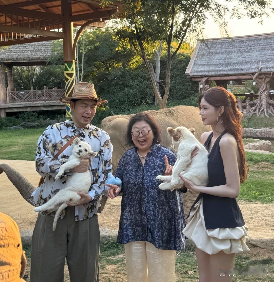 杜海涛为老婆沈梦辰庆祝37岁生日，夫妻俩带着家人到郑州动物王国游玩。​