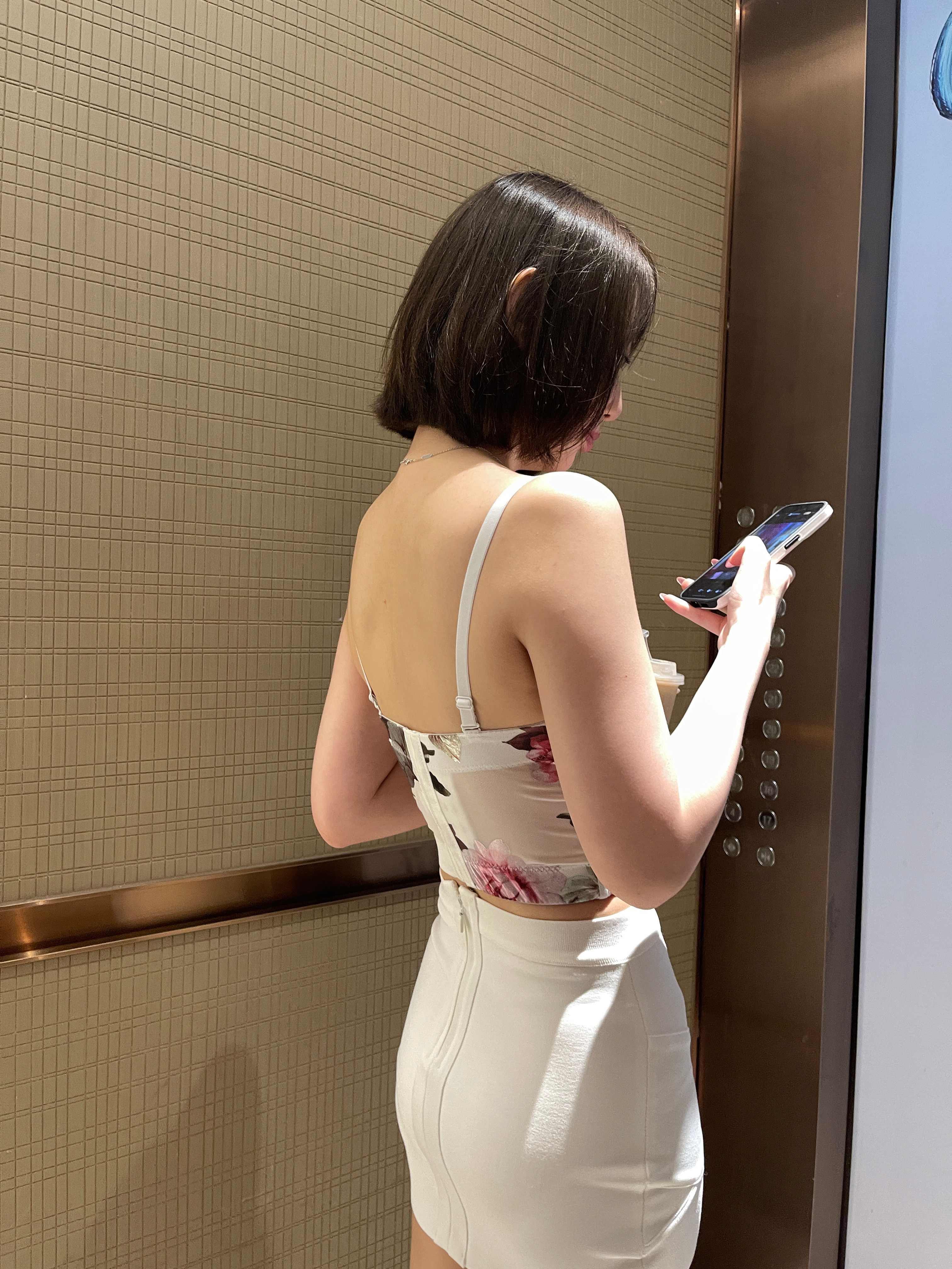 当你在电梯偶遇了一个短发少妇…你会……？