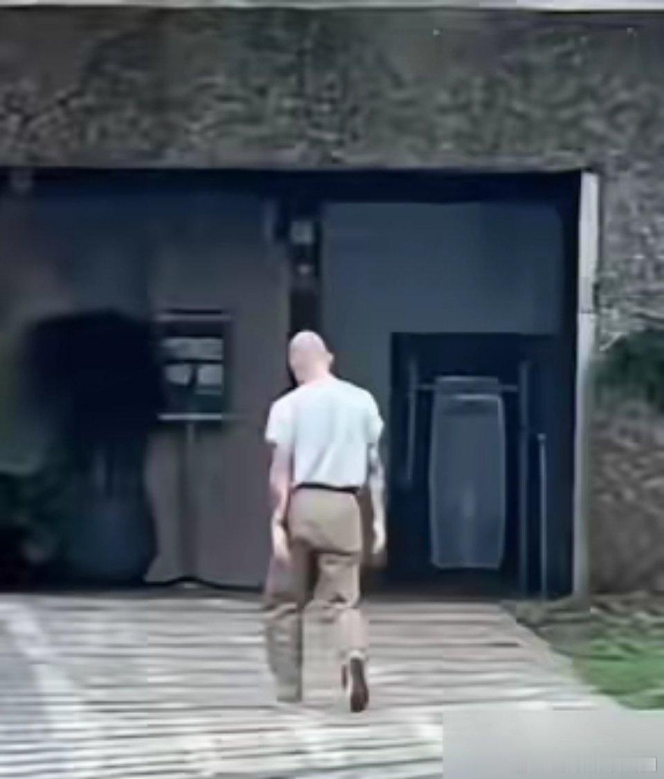 大S离开后，具俊晔的状态引全网心疼。他停工守在金宝山整整一年，从之前的幸福肥瘦到