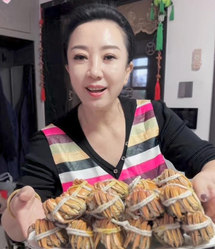 谢广坤卖酸菜出问题，前妻孙二娘不受影响，原因有三点:孙二娘晒中秋节大餐，她如