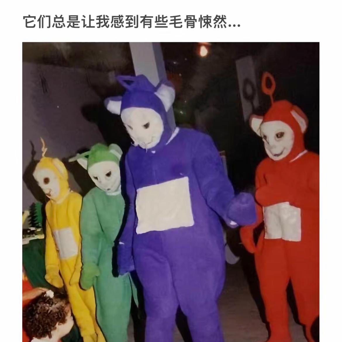 一群打扮怪异的小孩站在一起。