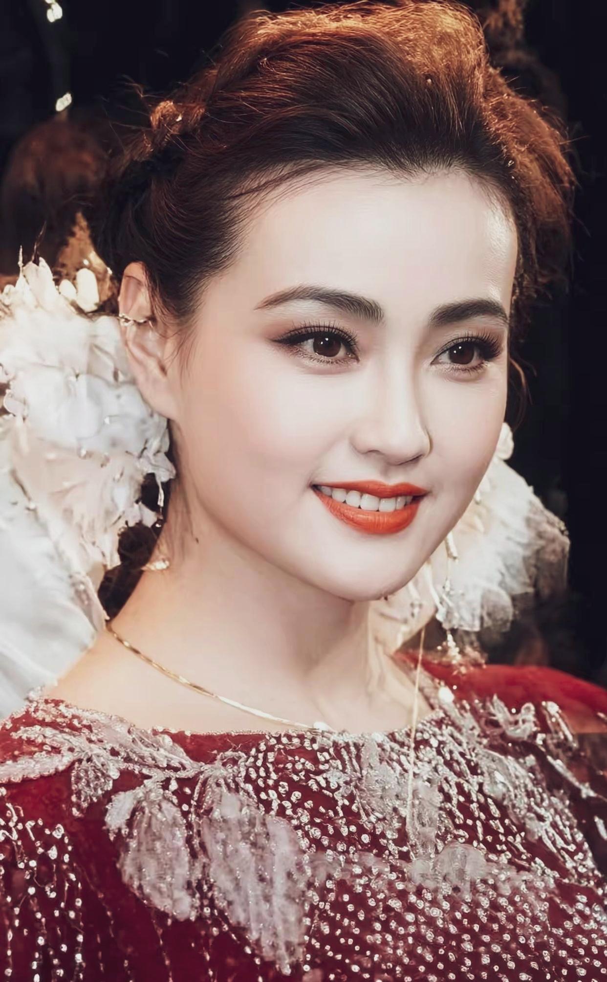 刘晓庆年轻时候确实美，比号称第一美女陈红还好看！