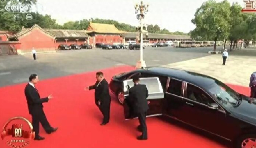 金正恩现身会场笑容可见心情大好，这不仅彰显了朝鲜对本次访问的重视，也再度印证