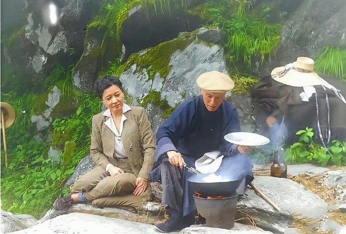 1946年夏天，蒋介石和宋美龄在庐山山间野炊，不是小说，不是电影，而是一张真实的