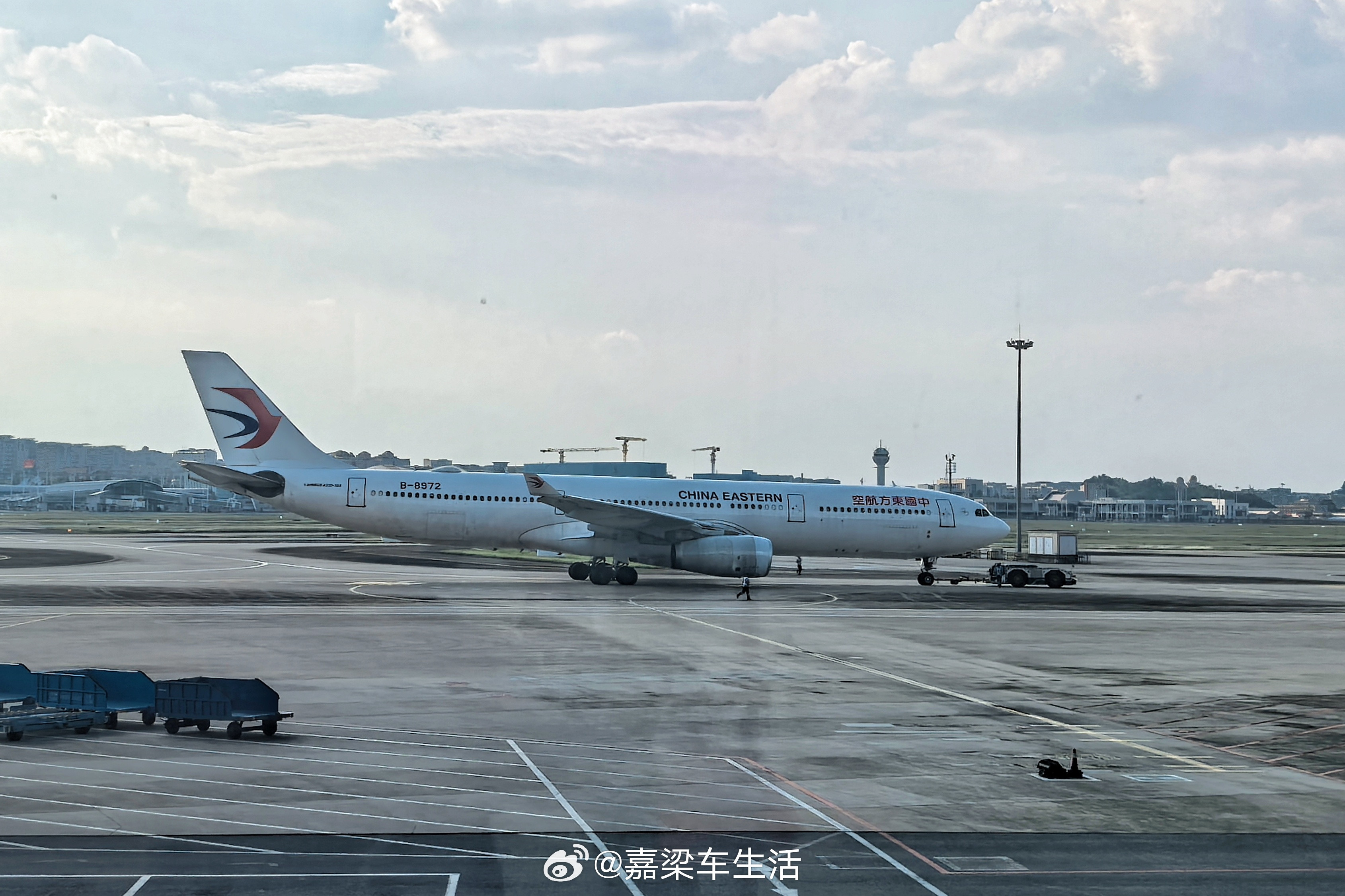 我们这行业经常坐飞机，我建议各大航司反思一下，为什么会出现这类唯唯诺诺的服务，我