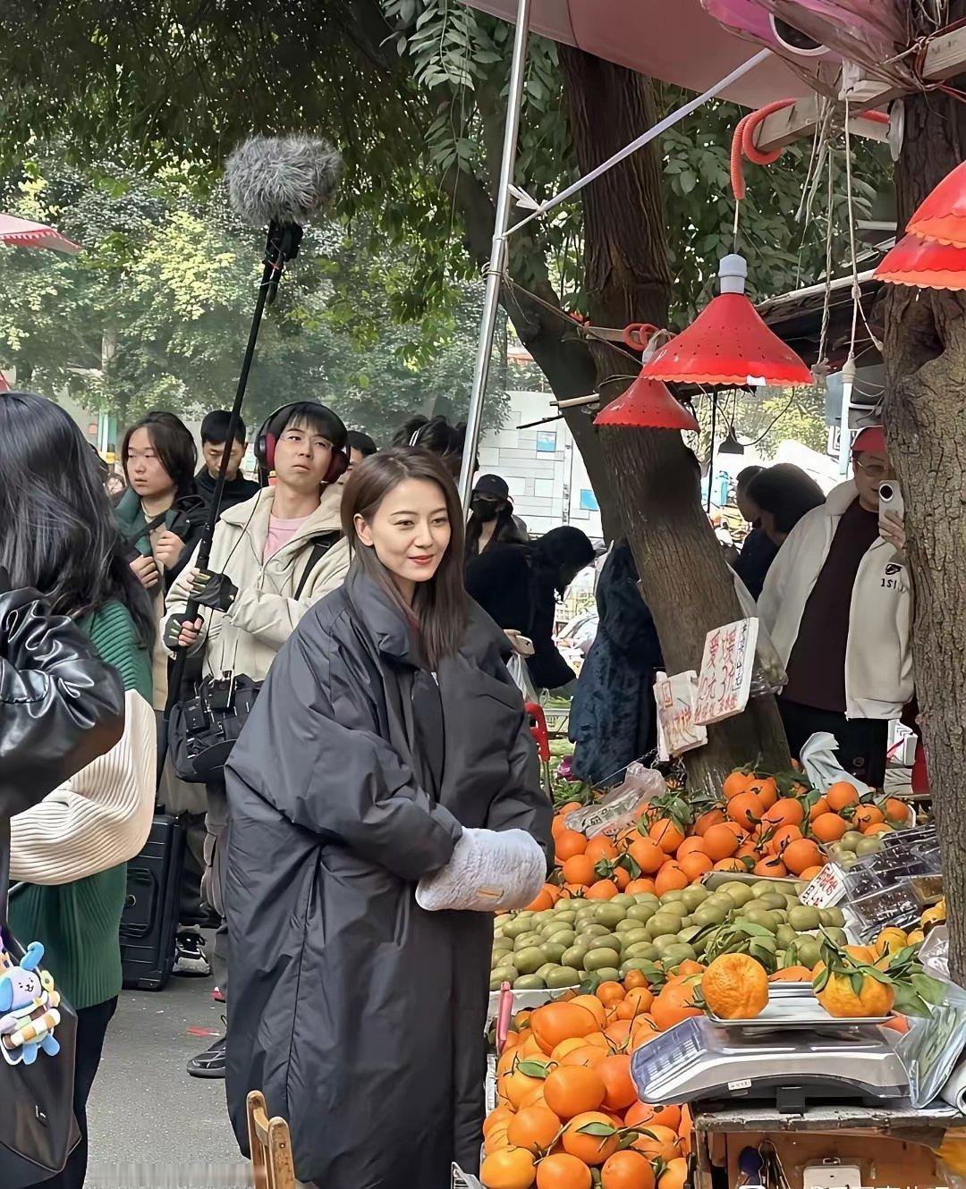 原生镜头下的高圆圆也老了！皮肤发黄又松弛，法令纹和嘴角纹都很明显