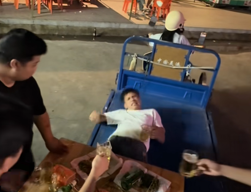 看似输了，实则赢麻了，不仅菜吃了，酒喝了，还不用买单，还顺走一个酒杯